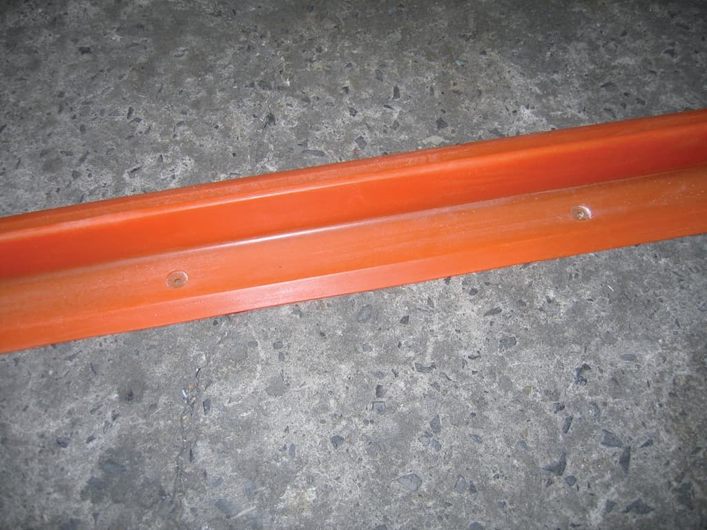Barrière souple à fixer au sol. Tôle perforée enduite de polyuréthane.